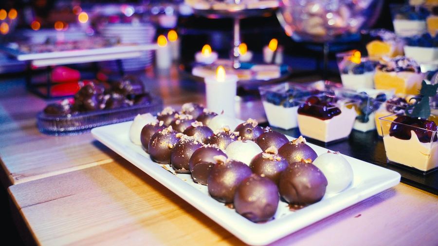 Czekoladowe kulki i desery w pucharkach na candy barze