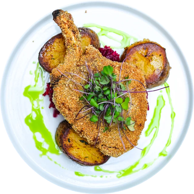 Kotlet panierowany z pieczonymi ziemniakami, jesienna karta Wino i Grono
