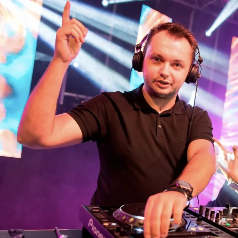 SCUBE (Radosław Skołozubow), didżej za konsolą Pioneer podczas imprezy