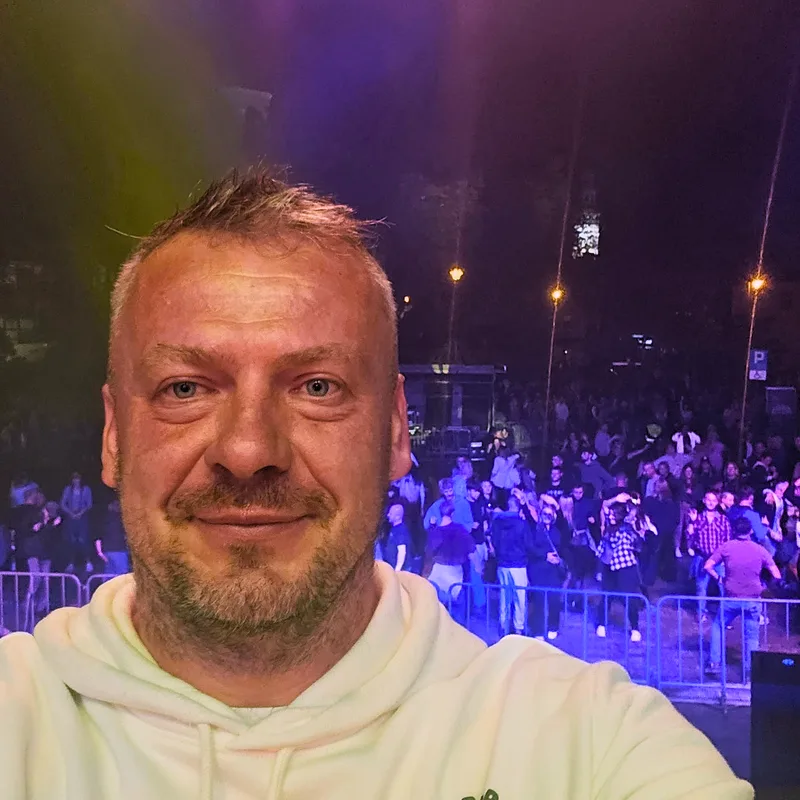 DJ Sento (Łukasz Ostrowski), didżej z Zielonej Góry, za konsolą podczas imprezy