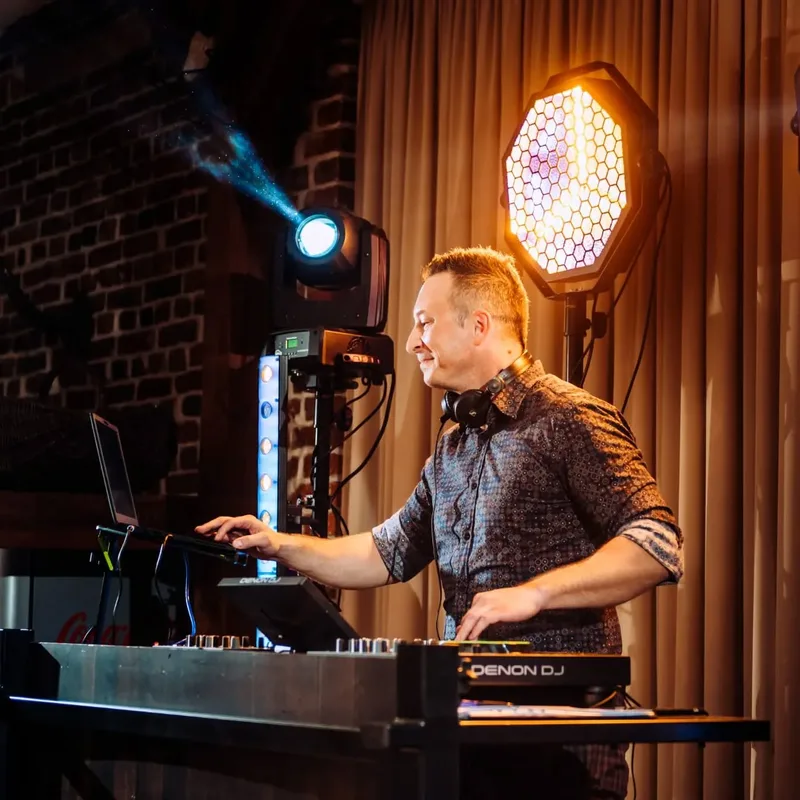 DJ Szafran (Marcin Szefner), DJ i wodzirej z Zielonej Góry przy konsoli