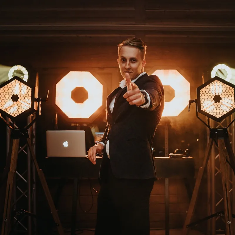 Tommy Lux (Tomasz Grabarek), DJ i wodzirej z Zielonej Góry za konsolą