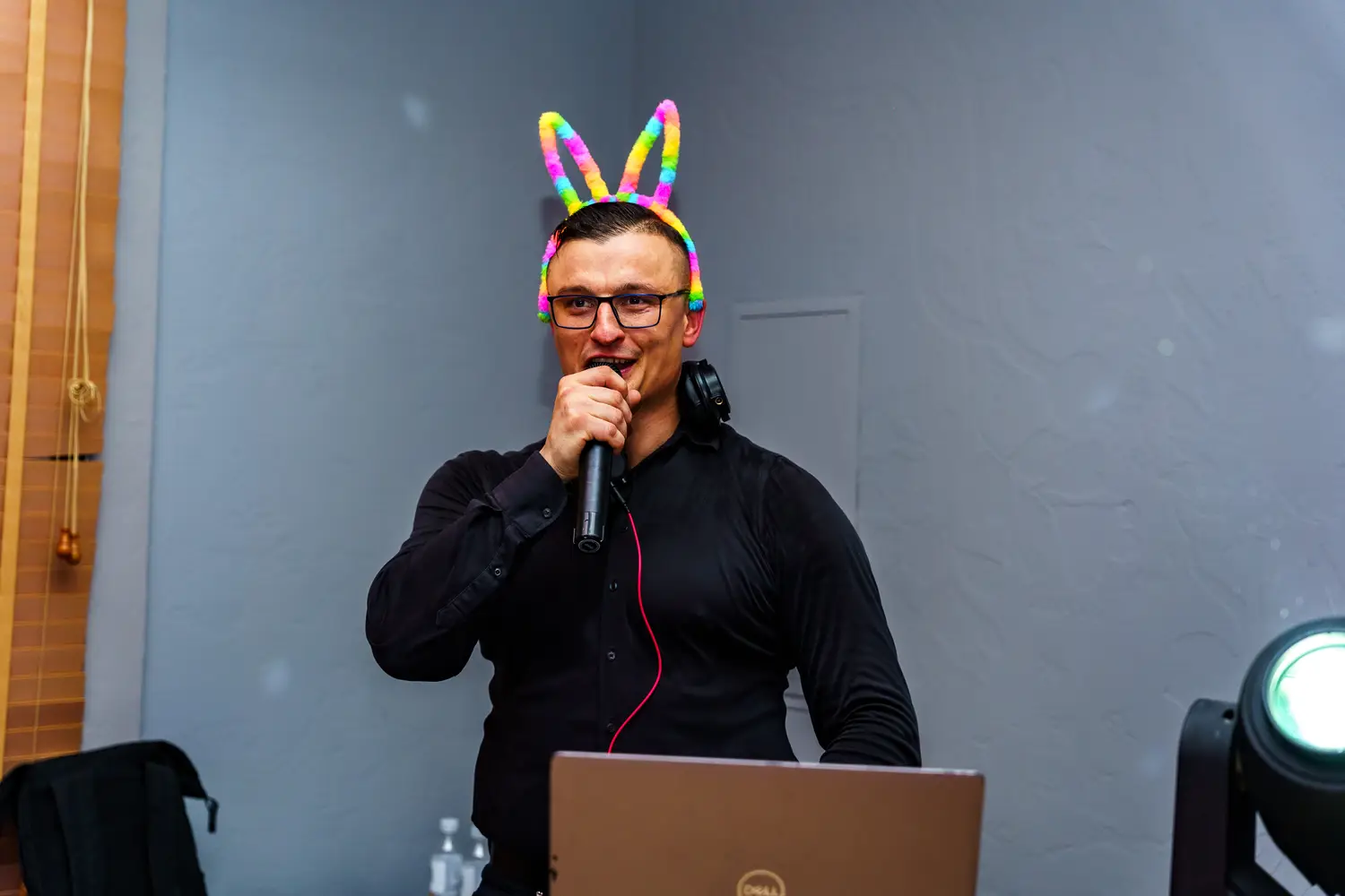 DJ z mikrofonem w kolorowych króliczych uszach rozkręca imprezę