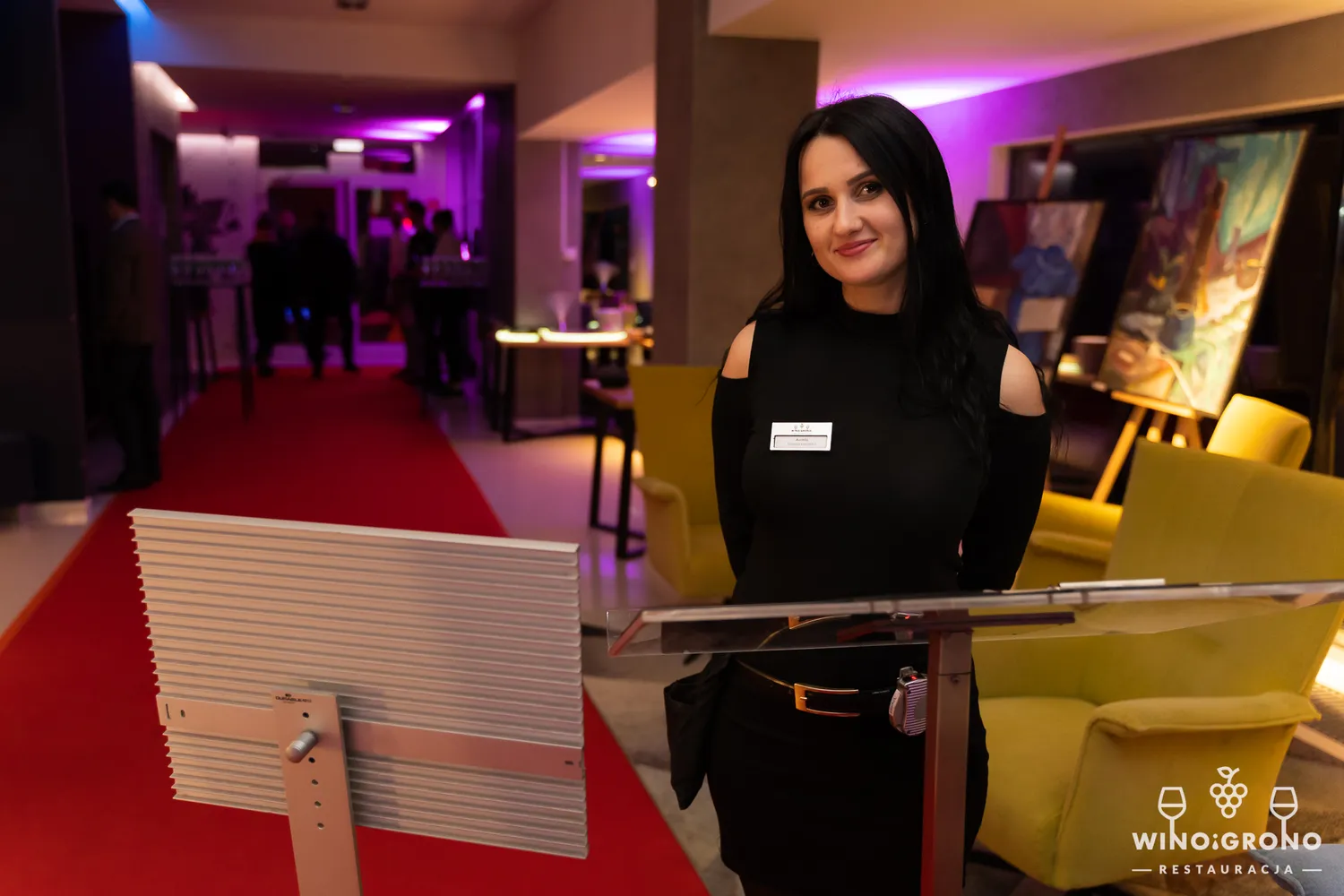 Hostessa przy pulpicie powitalnym