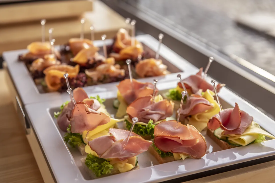 Tace finger food: szynka i ryba