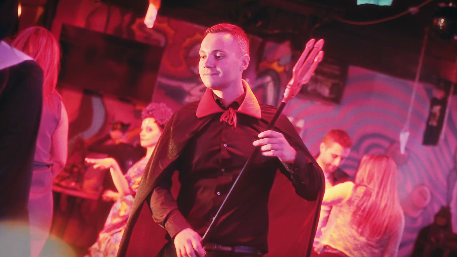 Gość przebrany za diabła z widłami na parkiecie Hadesu, Halloween 2025