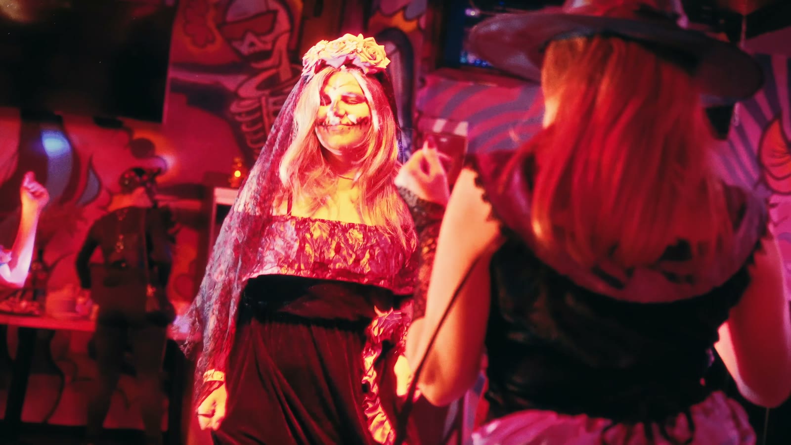 Dwie Gościnie w przebraniach Santa Muerte i czarownicy tańczą, Halloween 2025