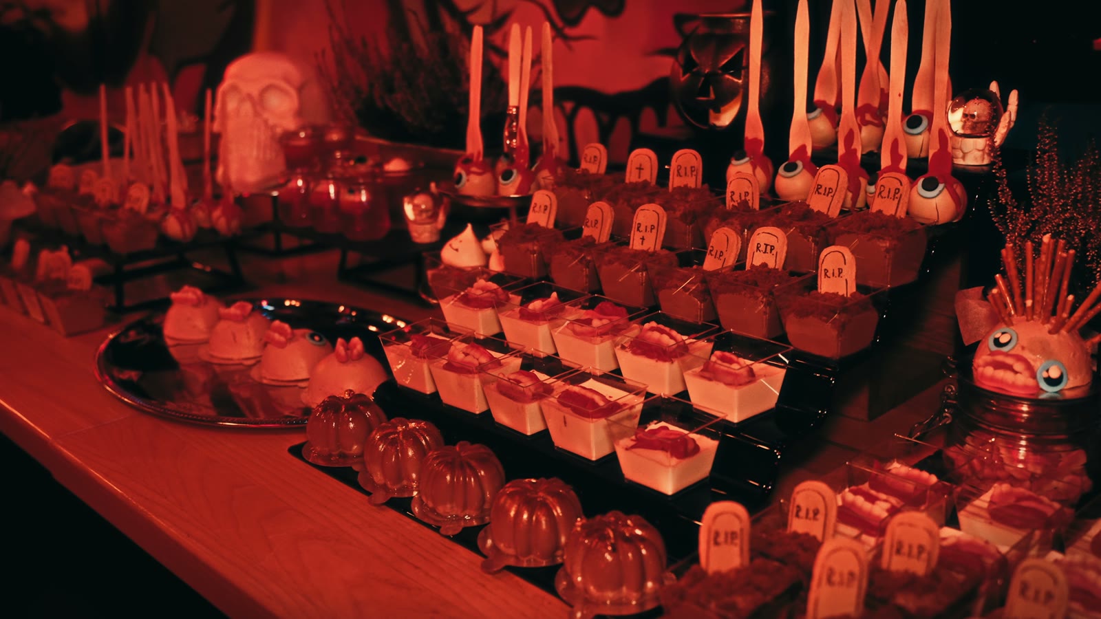 Halloweenowy słodki stół: desery z nagrobkami, oczami i dyniami, Halloween 2025