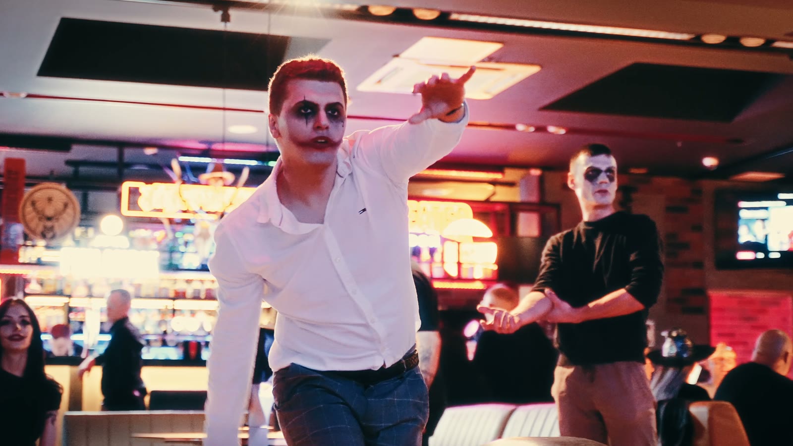 Dwóch Gości w makijażach Jokera tańczy przy barze, Halloween 2025