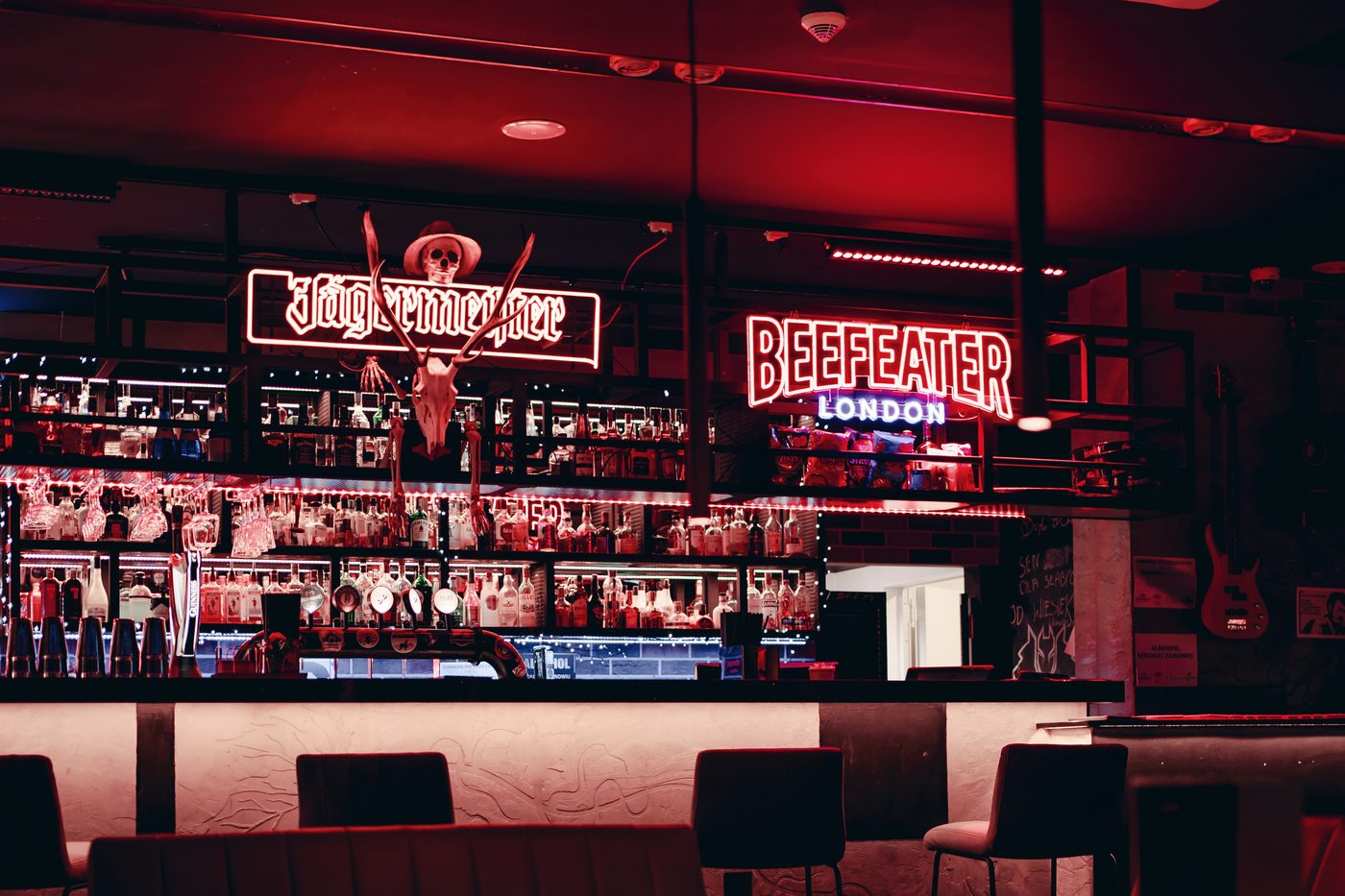 Bar Hadesu w czerwonym świetle neonów