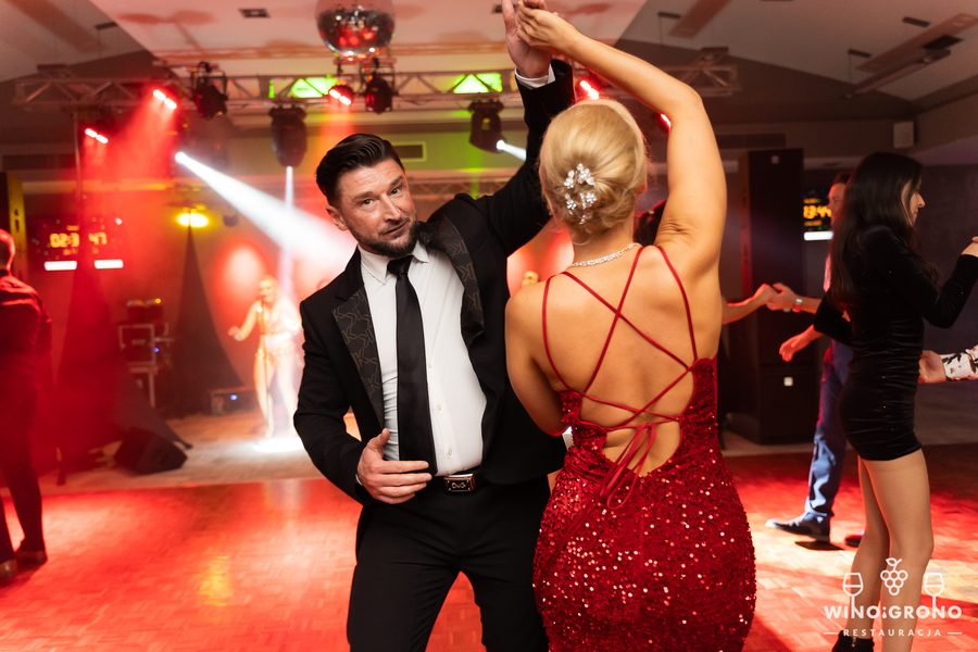 Elegancka para w tańcu, kobieta w czerwonej cekinowej sukni