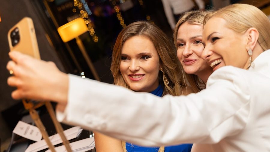 Trzy kobiety robią sobie wspólne selfie