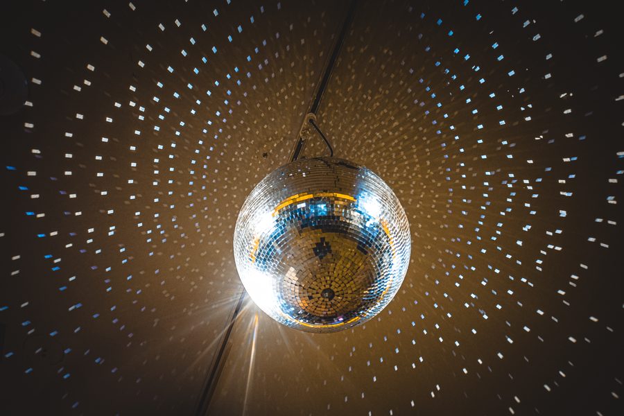 Kula disco pod sufitem rzuca punkty światła na salę