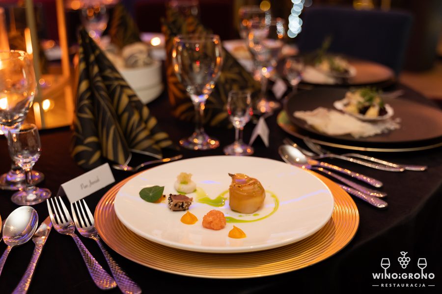 Restauracyjna przystawka z zielonym sosem na białym talerzu