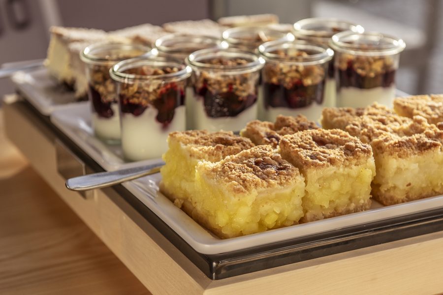 Ciasto z kruszonką i desery w słoiczkach na bufecie