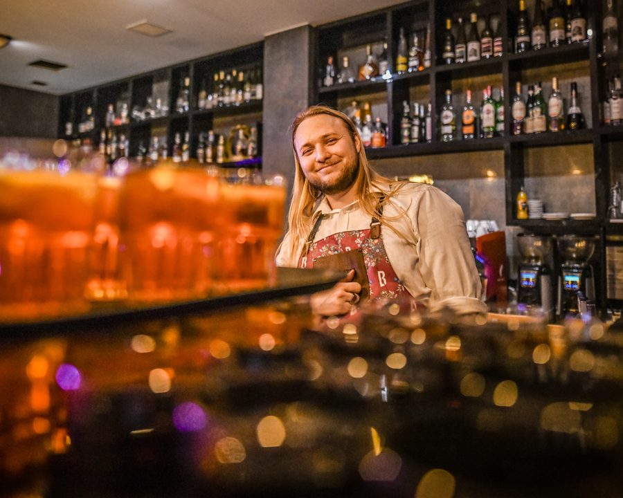 Barman przy pracy za barem